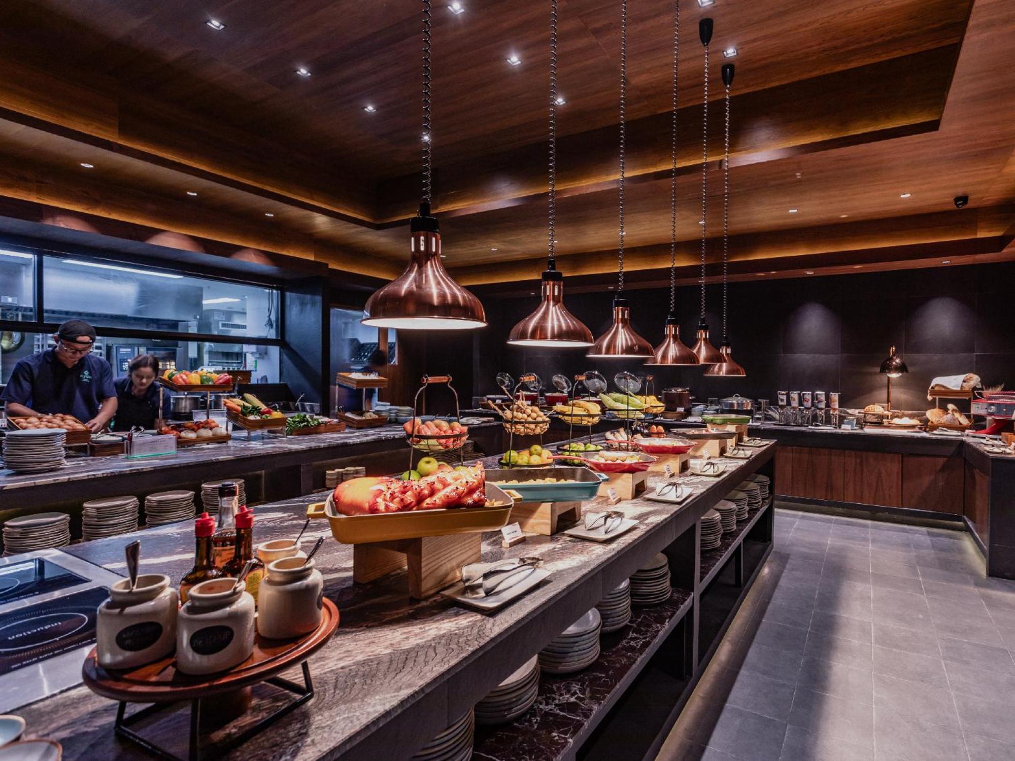 Nysa Hotel Bangkok Sukhumvit 11 Exterior foto The buffet at the restaurant