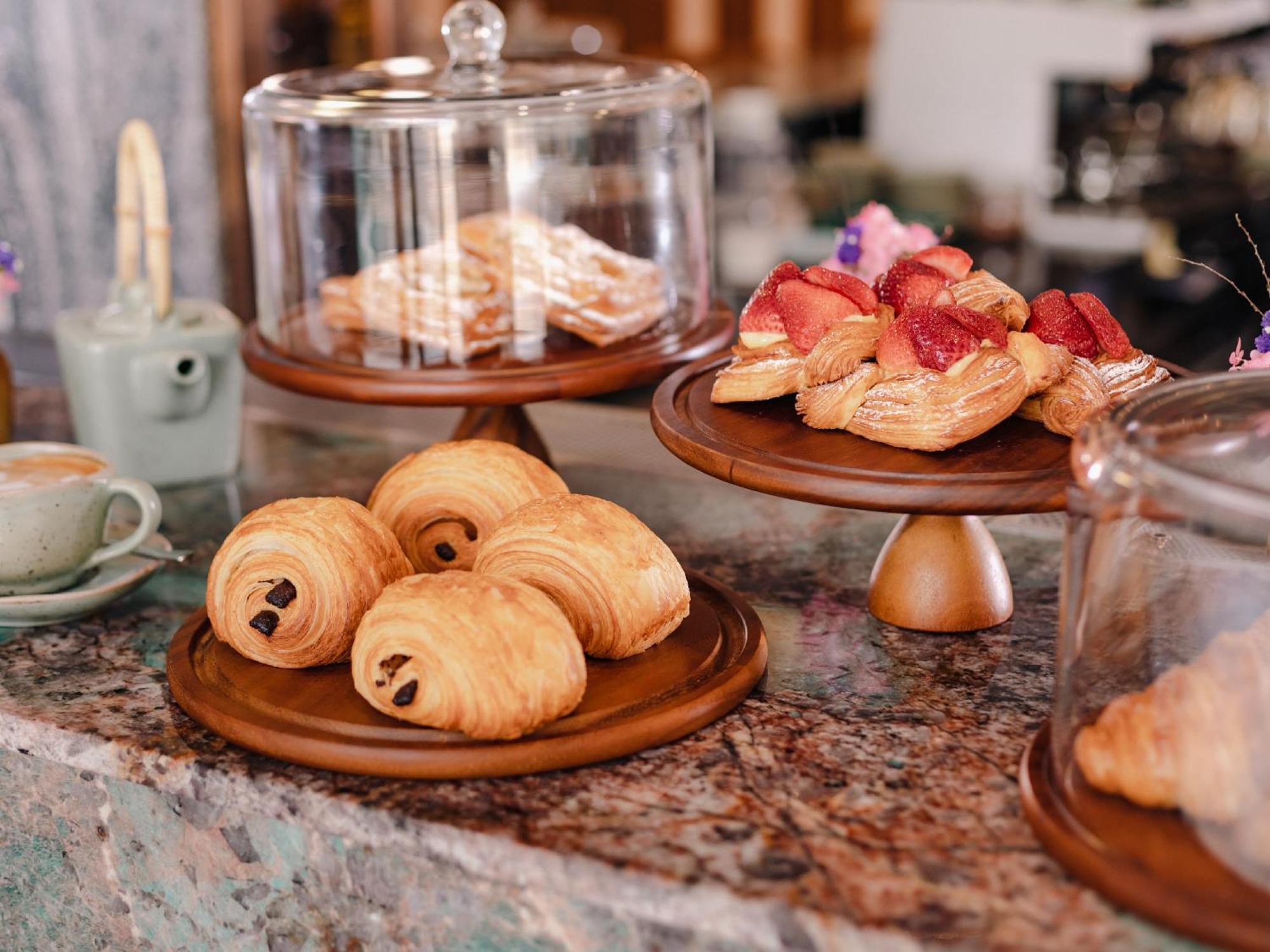 Nysa Hotel Bangkok Sukhumvit 11 Exterior foto Pastries at a café