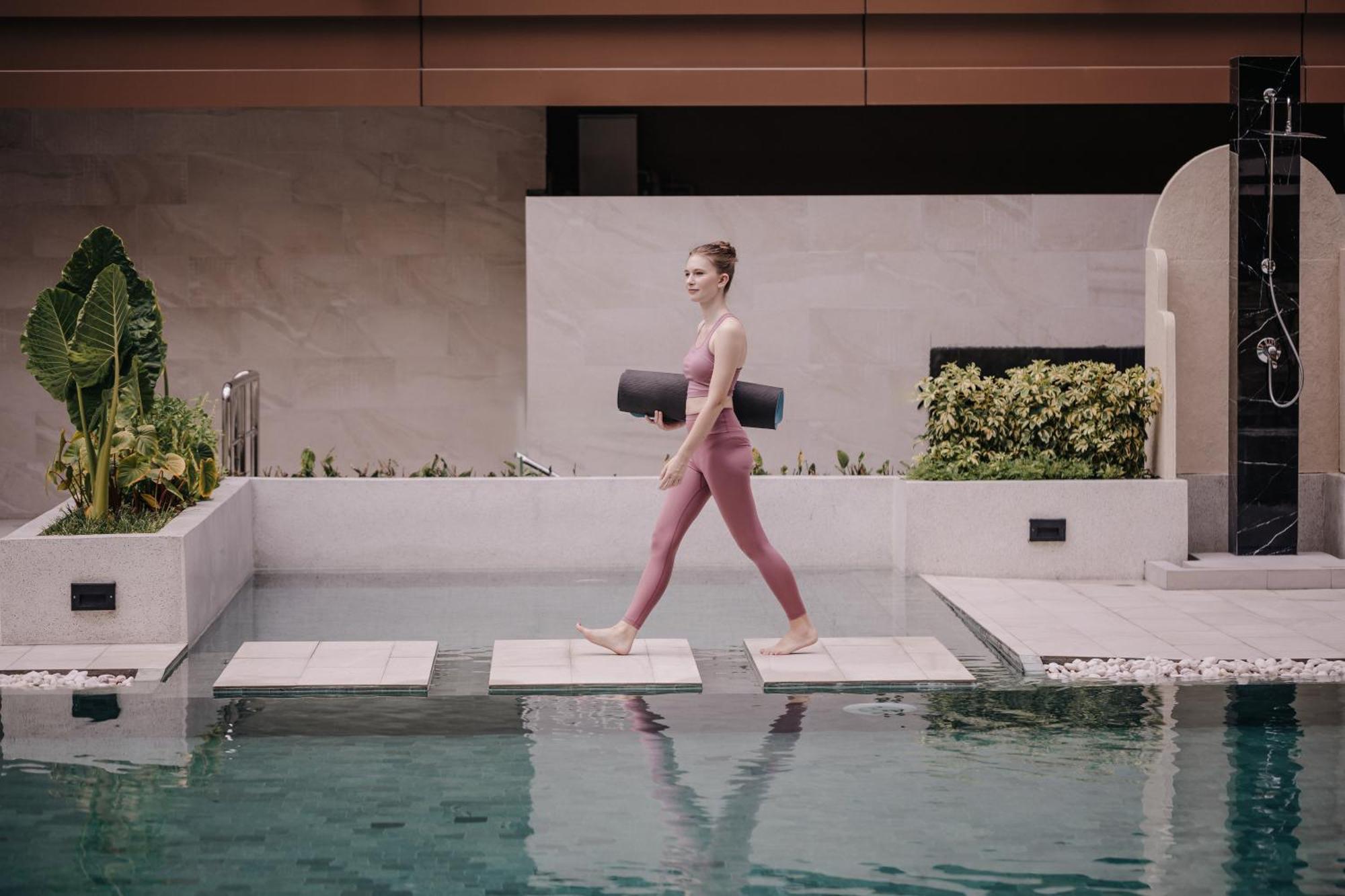 Nysa Hotel Bangkok Sukhumvit 11 Exterior foto A woman walking on a stepping stone