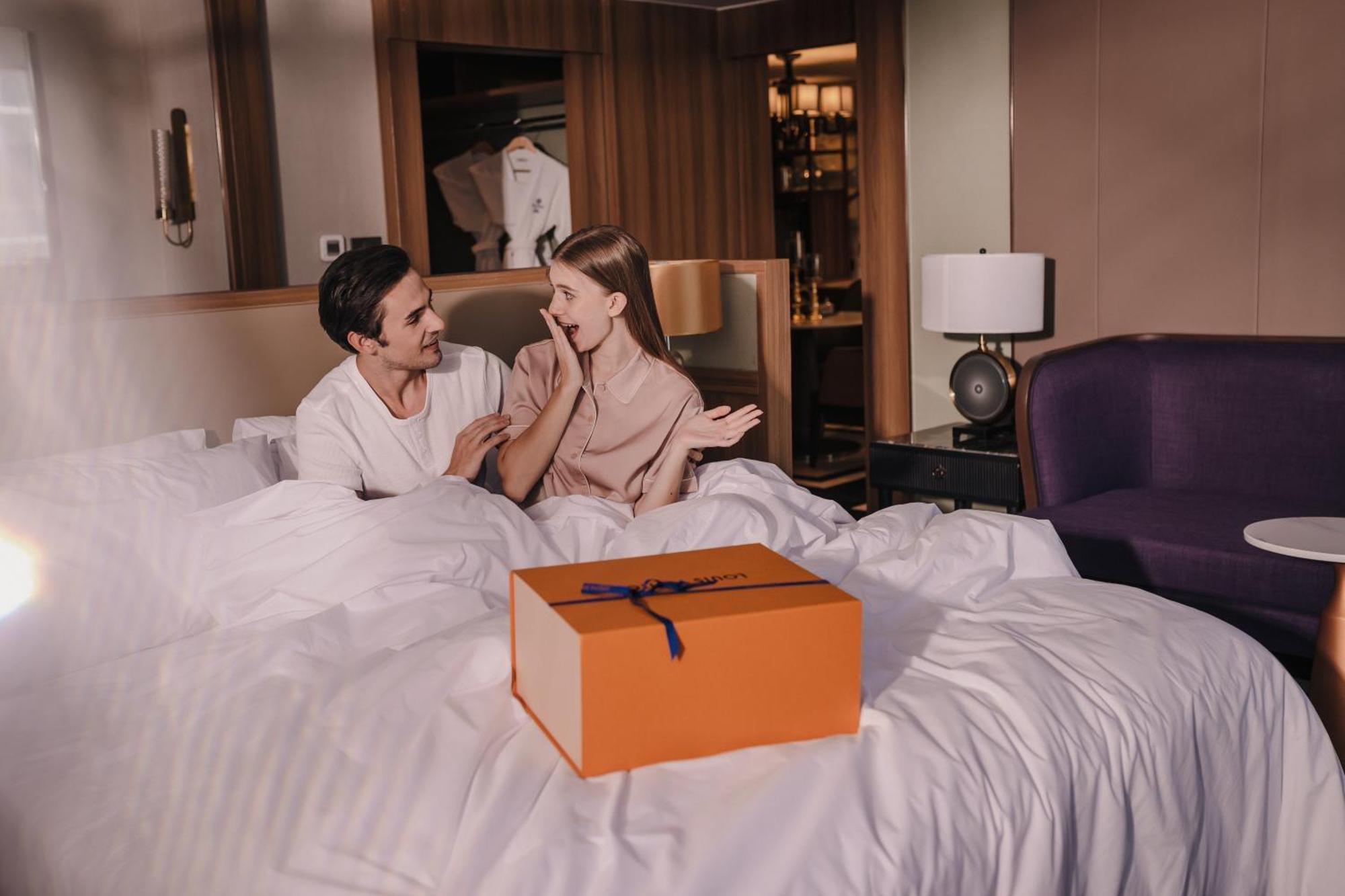 Nysa Hotel Bangkok Sukhumvit 11 Exterior foto A couple opening a present
