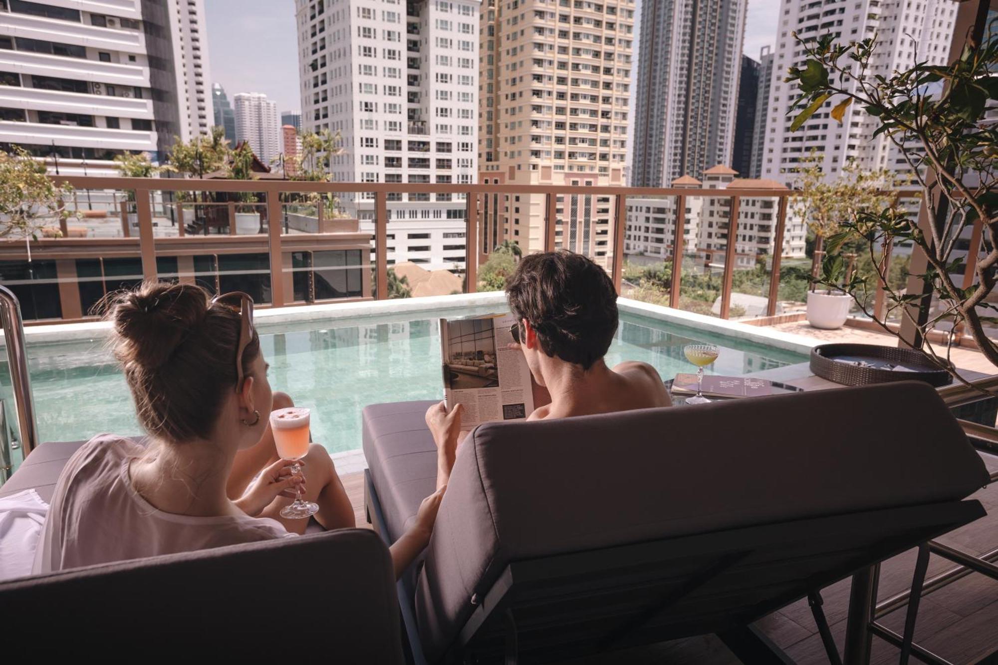 Nysa Hotel Bangkok Sukhumvit 11 Exterior foto The rooftop pool at the hotel