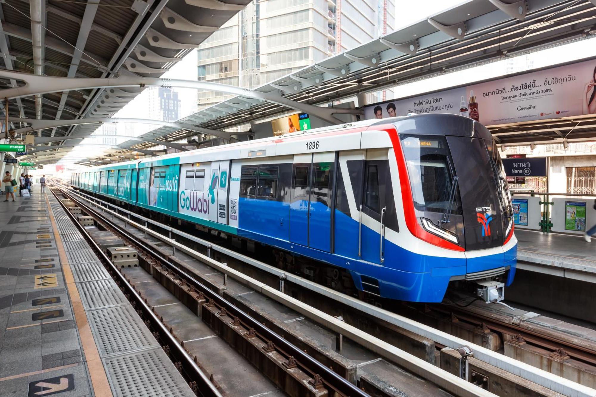 Nysa Hotel Bangkok Sukhumvit 11 Exterior foto A Blue Line train at Huai Khrai